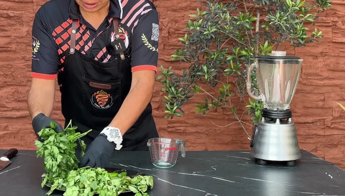 Lavar y desinfectar el cilantro.