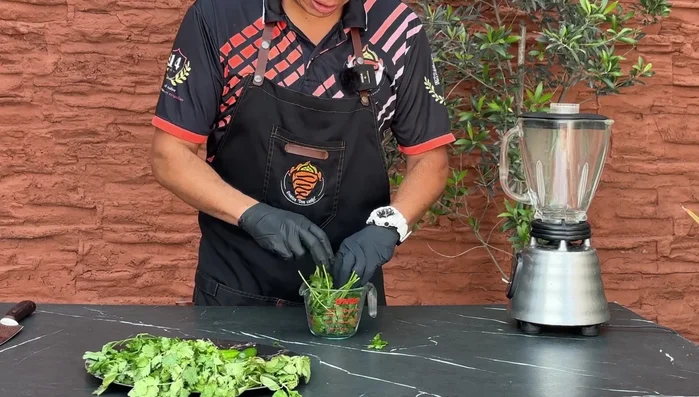 Preparar la marinada: Licuar el cilantro, perejil, hierbabuena, jugo de limón, ajo, jengibre, salsa de soya/Maggie, aceite de oliva, miel, sal y pimienta. Reservar una parte de la marinada para la presentación final.