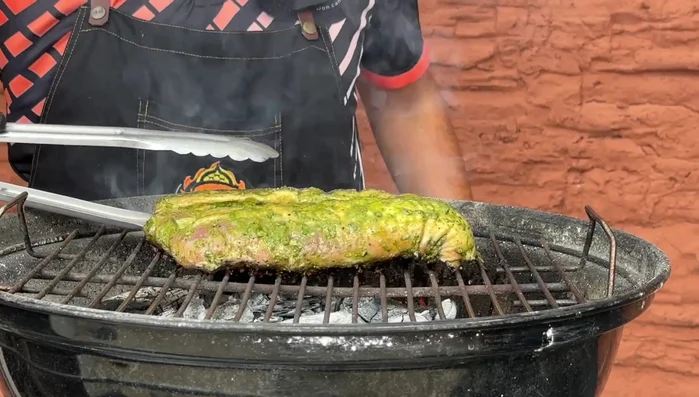 Cocinar a fuego directo durante 2 minutos por lado para sellar la carne.
