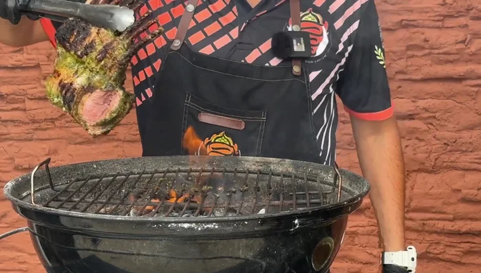 Transferir el rack de cordero a una zona de la parrilla con fuego indirecto y cocinar hasta que esté cocido.