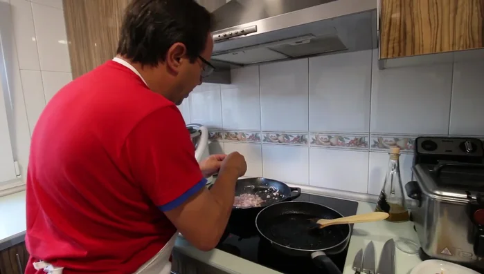 Cerrar los chipirones con palillos.