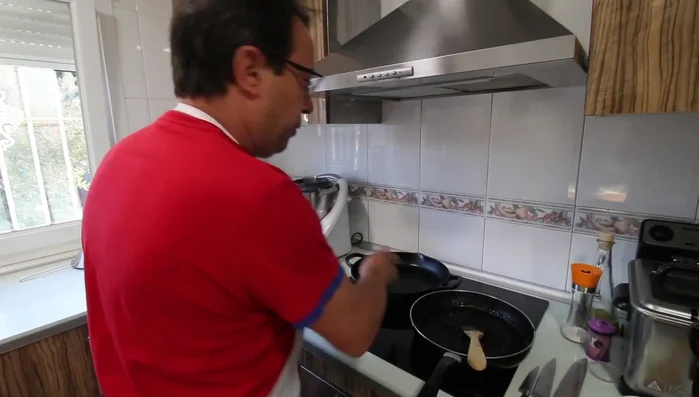 En una olla, añadir un poco de aceite de oliva y la tinta de chipirón. (Salsa)
