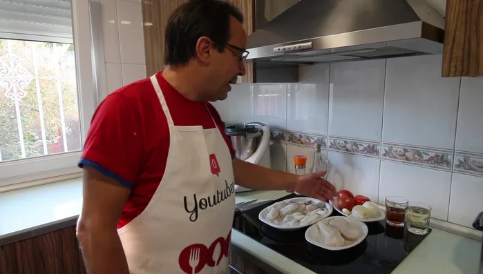 Picar finamente la cebolla, los tomates y los ajos. (Preparación del sofrito)