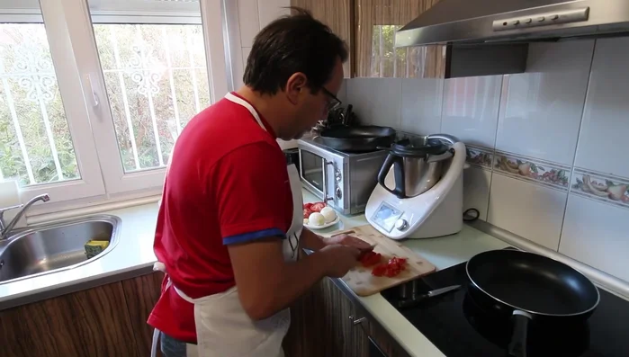 En una sartén, sofreír la cebolla, los tomates y los ajos con aceite de oliva hasta que estén blandos. (Sofrito)