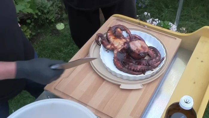 Cortar el pulpo: Una vez frío, corte el pulpo en tiras finas.