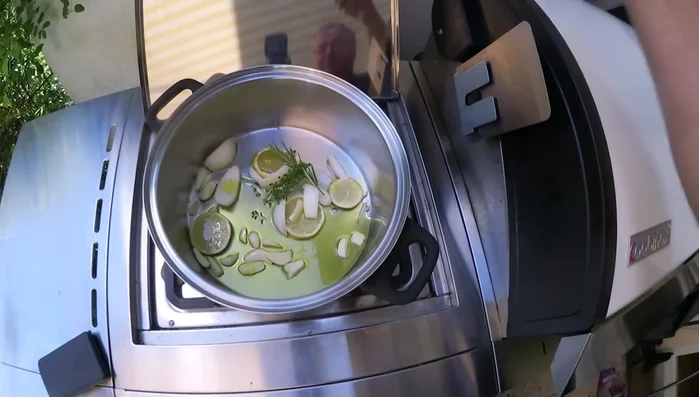 Marinar el pulpo: En un wok o una olla grande, agregue aceite de oliva, jugo de limón, ajo, romero y tomillo.