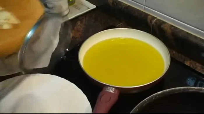 Freír los ajos laminados hasta que estén dorados, no negros. Añadir la guindilla.