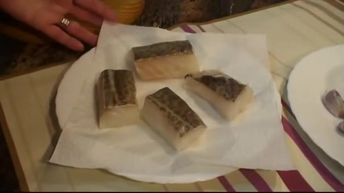 Desalar los lomos de bacalao durante 48 horas, cambiando el agua 2 o 3 veces al día.