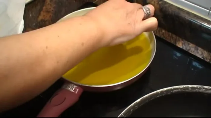 Bajar la temperatura del aceite y cocinar los lomos de bacalao 5 minutos por cada lado con la piel hacia arriba primero y luego hacia abajo, a fuego mínimo.