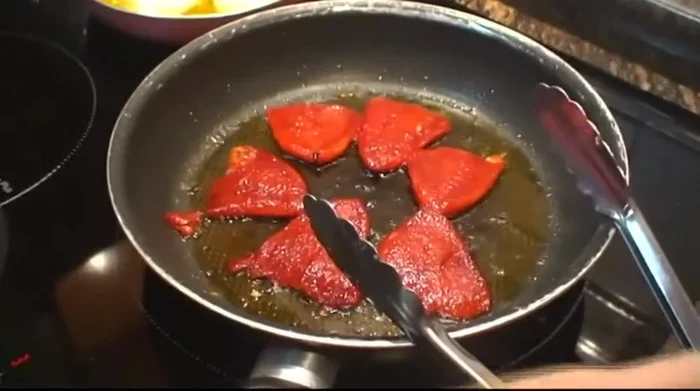 Reservar los pimientos y el bacalao.