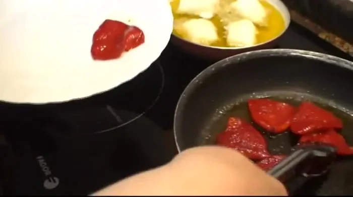 En el mismo aceite de los pimientos, saltear las gambas con un ajo laminado y sal.