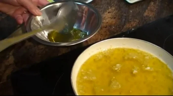 Separar el aceite del bacalao dejando la gelatina en la sartén.