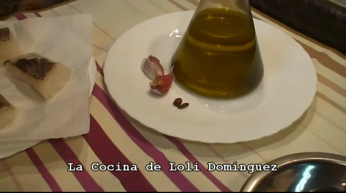 Laminar los ajos.