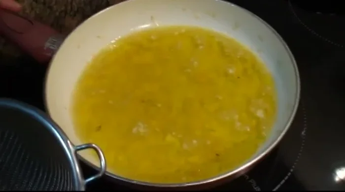 Ligar el pil pil pasando el aceite por un colador varias veces hasta obtener la consistencia deseada. Si es necesario, añadir una cucharadita de agua fría para ayudar a ligar.
