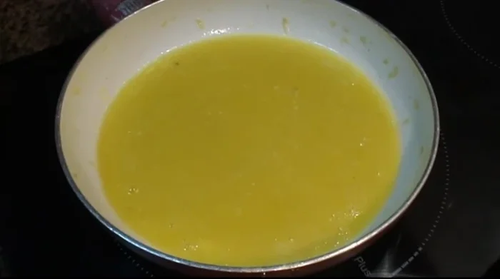 Añadir el bacalao al pil pil para que se temple.
