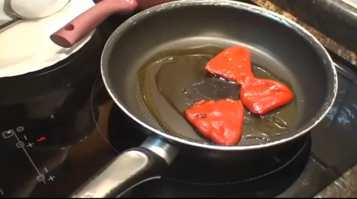 Confitar los pimientos de piquillo con un poco de aceite, sal y azúcar a fuego lento. (Añadir sal y azúcar para contrarrestar la acidez)