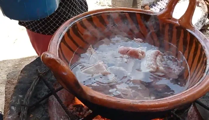 Cocer la carne hasta que esté suave (aproximadamente 1 hora y media).