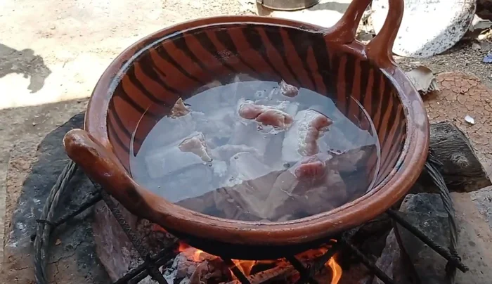 Retirar la carne del caldo y reservar el caldo.