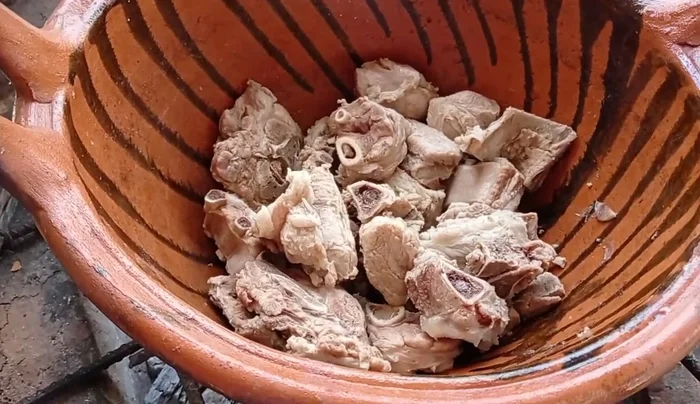 Freír la carne en un poco de aceite hasta que esté dorada. Tener cuidado de no quemarla.
