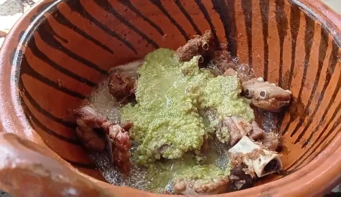 Agregar la carne frita a la salsa.