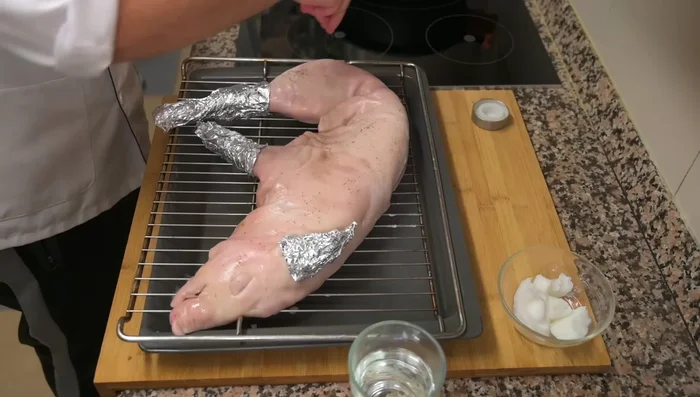 Añadir tomillo y opcionalmente, pimienta y sal sobre la piel. Asegurarse de que toda la superficie esté bien cubierta de manteca y especias.