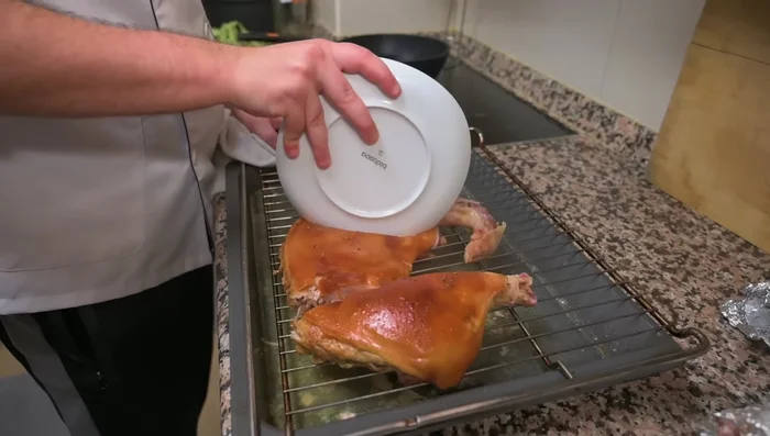 Partir el cochinillo con un plato, aprovechando su textura tierna.