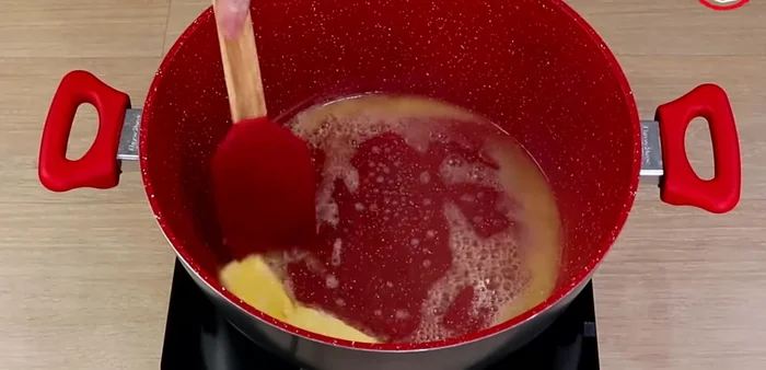 En una olla, derretir mantequilla y aceite de oliva. Agregar cebolla picada y cocinar durante 3 minutos.