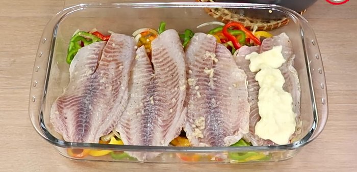 Agregar el puré de papas sobre los filetes de pescado en la refractaria.