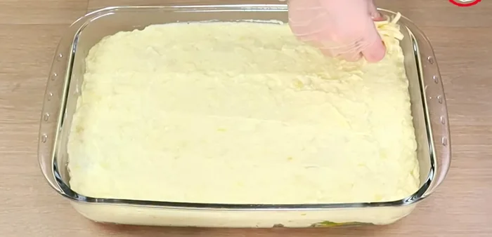 Esparcir el puré y agregar queso mozzarella rallado y orégano por encima.