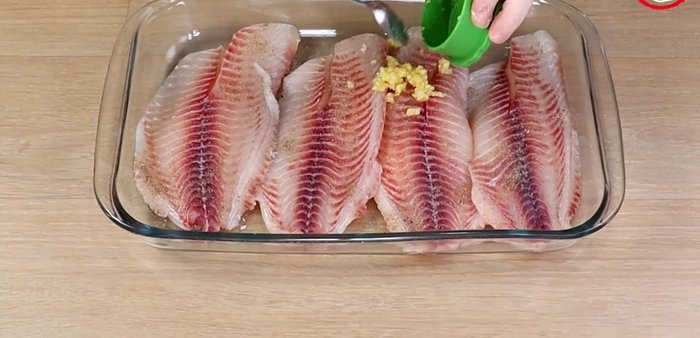 Agregar ajo triturado y zumo de limón al pescado. Mezclar bien y voltear, añadiendo más pimienta y sal.