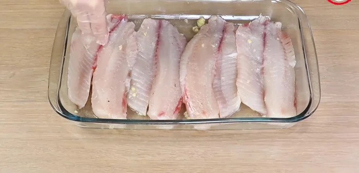 Dejar marinar el pescado durante 30 minutos.