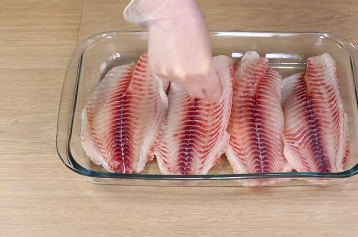 Sazonar el filete de pescado con pimienta negra molida y sal.