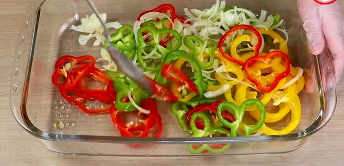 Acomodar las verduras en la refractaria. Agregar los filetes de pescado (tilapia o el pescado de su preferencia).