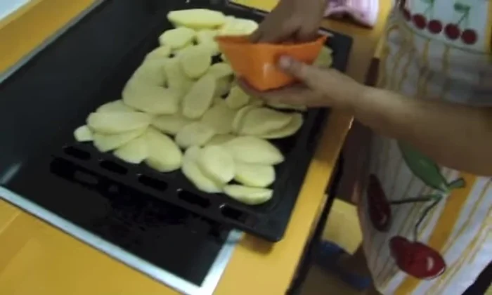 Agregar piñones a las patatas.