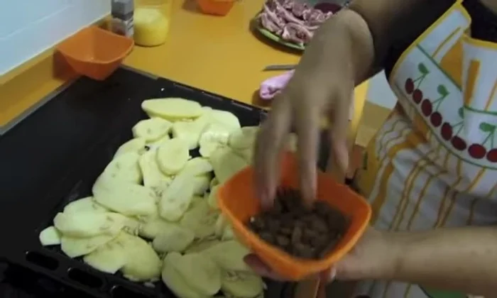 Añadir almendras a las patatas.