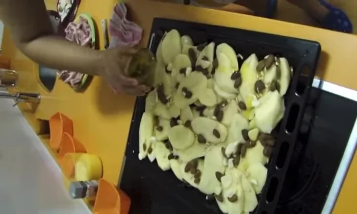 Rociar las patatas con aceite (aprox. un vaso).