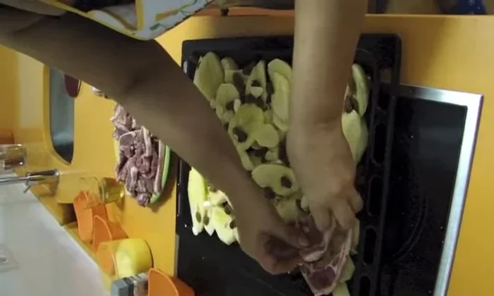 Colocar las chuletillas de cordero encima de las patatas.