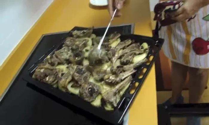 Una vez cocidas las patatas, darle la vuelta a las chuletillas y colocarlas bajo el grill a máxima potencia durante 10 minutos para tostarlas.