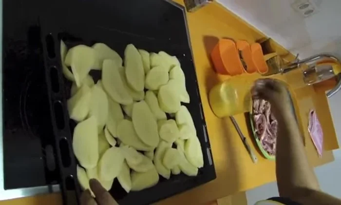 Sazonar las patatas con sal.