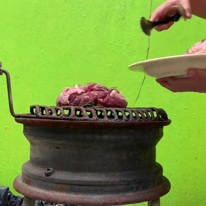 Asar la carne al fuego, procurando que no se queme, para obtener un buen sabor. Tapar durante la cocción.