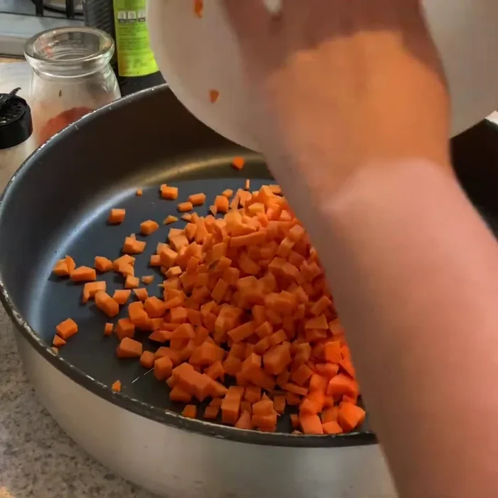 Preparar la base del relleno: saltear zanahoria y cebolla con aceite de oliva, pimienta, sal, páprika.