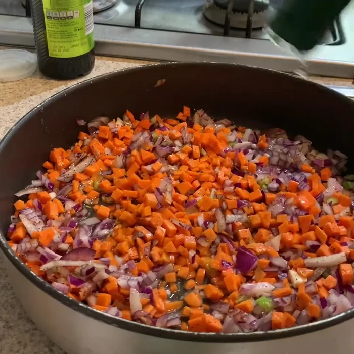 Agregar vino blanco a las verduras. Una vez lista la carne, desmenuzarla y agregarla a las verduras.