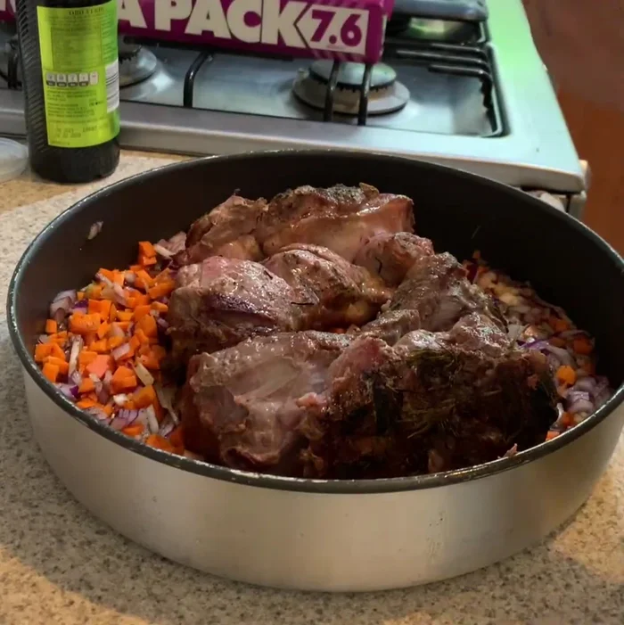 Tapar y hornear la carne con las verduras.