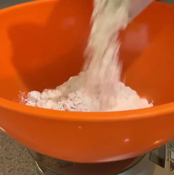 Preparar la pasta para ravioles: mezclar harina, huevos, aceite y sal. Agregar agua gradualmente hasta obtener una consistencia adecuada. Tapar con plástico y dejar reposar.