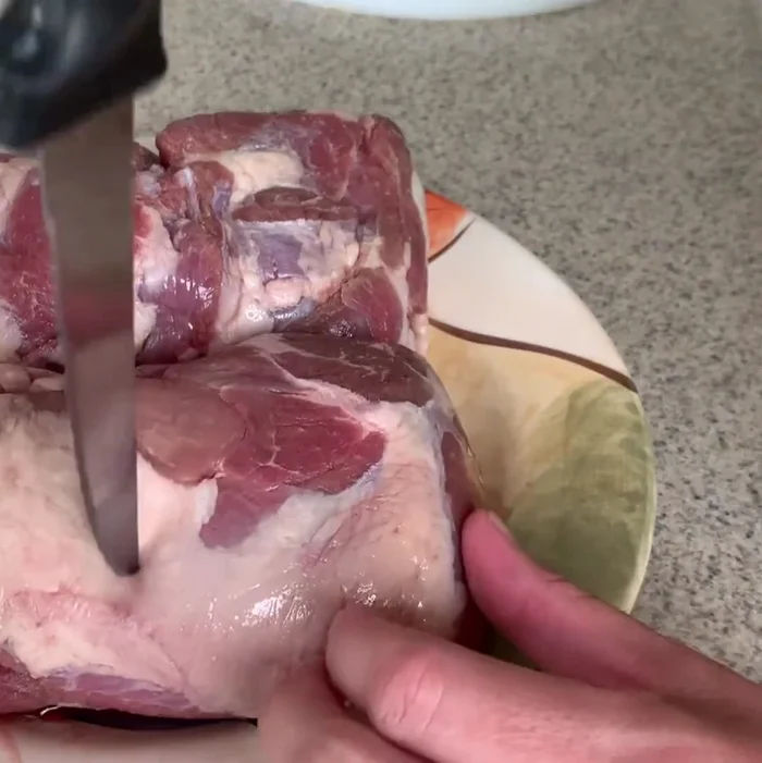 Hacer varias incisiones en la pulpa de cordero y rellenarlas con trozos de ajo fresco. Agregar aceite de oliva y romero por ambos lados. Sazonar con pimienta y sal ahumada.