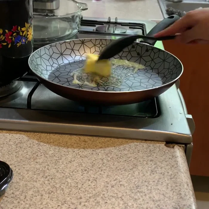 Preparar la salsa de hongos: derretir mantequilla en una sartén, saltear cebolla, agregar champiñones y hongos portobello picados. Sazonar con pimienta, sal y un poco de vino tinto. Agregar crema de leche y rectificar la sazón.