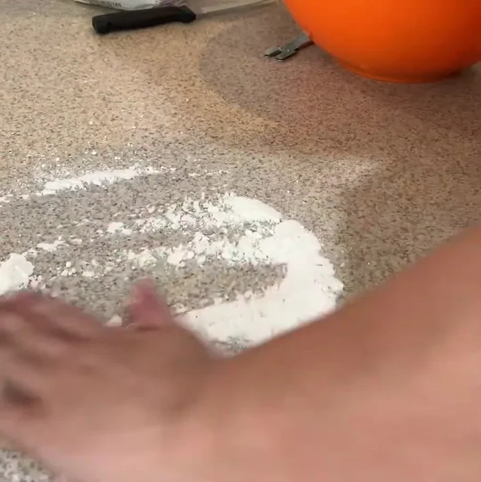 Estirar la pasta con un rodillo, utilizando harina para evitar que se pegue. Cortar la pasta en círculos (o la forma deseada).