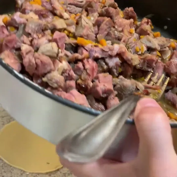 Rellenar cada círculo de pasta con el cordero desmenuzado y unirlos con huevo o uniendo dos mitades.