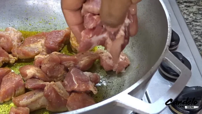 Sellar la carne en una olla caliente con aceite.