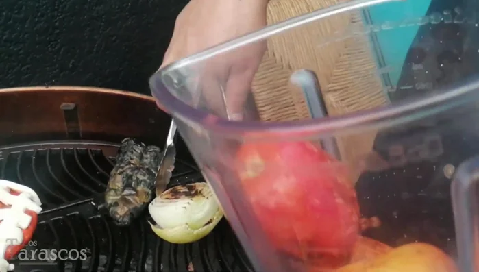 Preparar la salsa: licuar los tomates asados con sal y comino. (100.09)